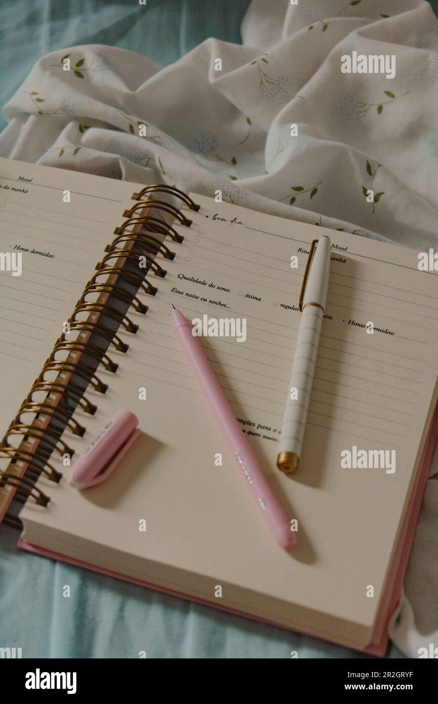 Tagebuch auf dem Bett öffnen Stockfoto