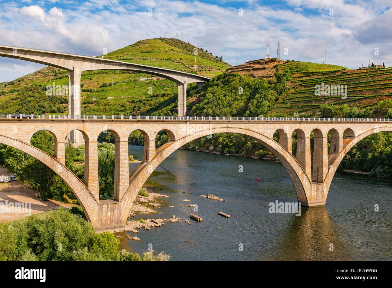 Charakteristische Brücken über den Fluss Douro in Peso da Regua in der Weinregion Alto Douro, Portugal Stockfoto