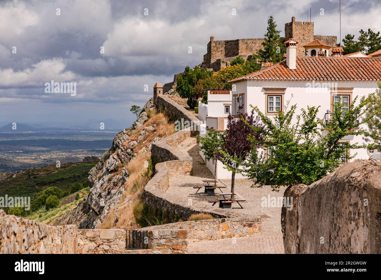 Blick über die Serra de Sao Mamede von der Burg und den Stadtmauern der Stadt Marvao an der spanischen Grenze, Portugal Stockfoto