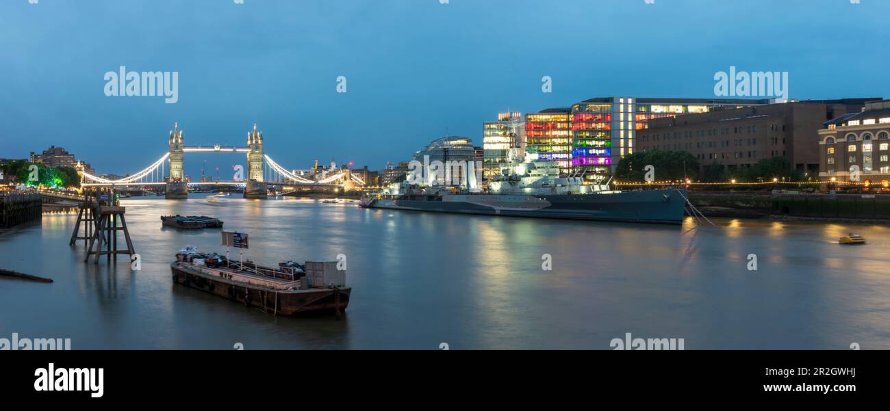 Tower Bridge, HMS Belfast Museumsschiff, Bürogebäude dahinter, London, Großbritannien Stockfoto