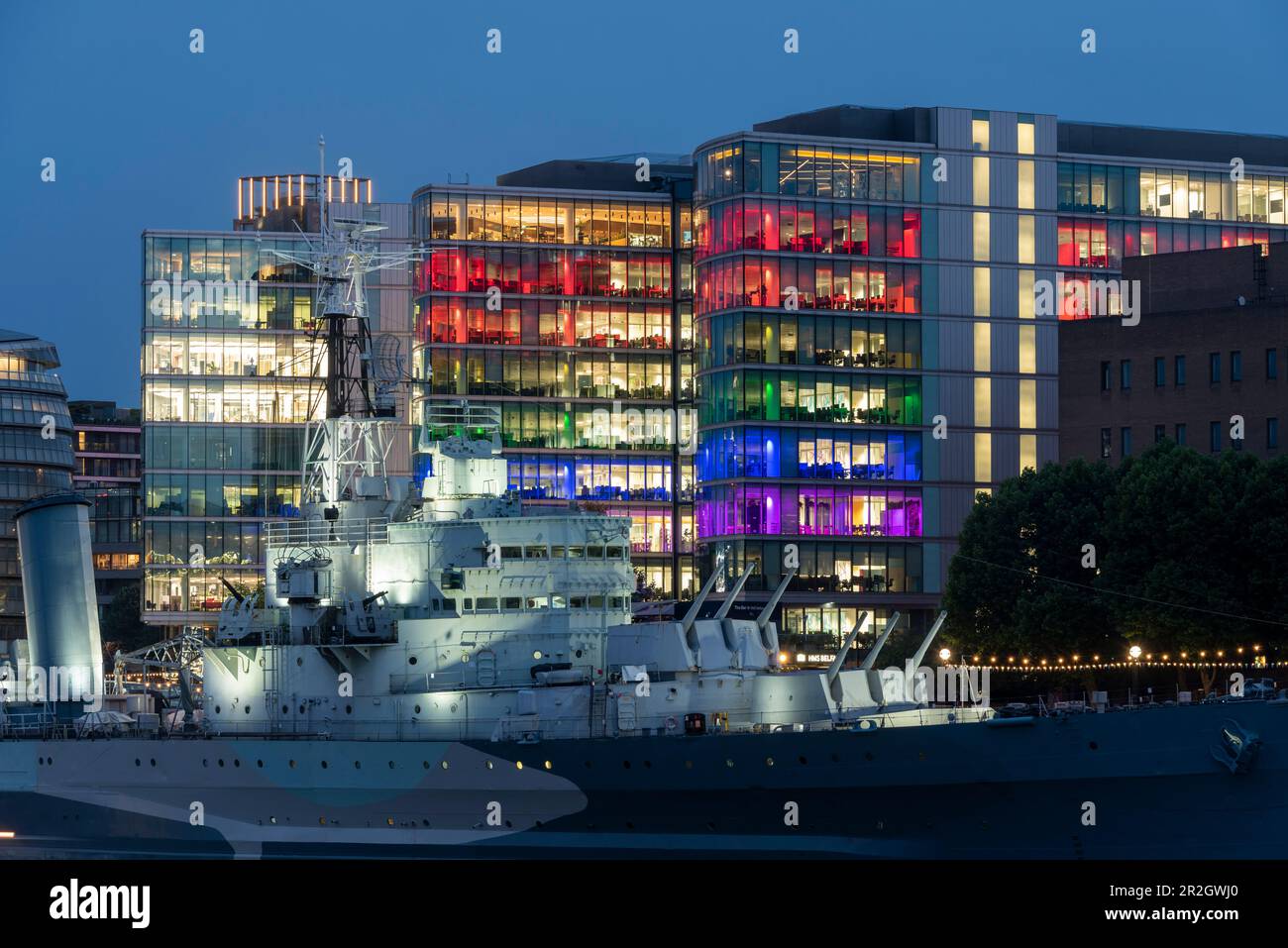 HMS Belfast, Museumsschiff an der Tower Bridge, Bürogebäude dahinter, London, Großbritannien Stockfoto