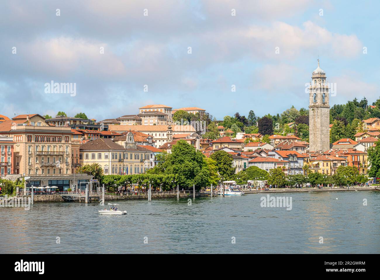 Seepromenade von Pallanza am Lago Maggiore vom Seeufer aus gesehen, Piemont, Italien Stockfoto