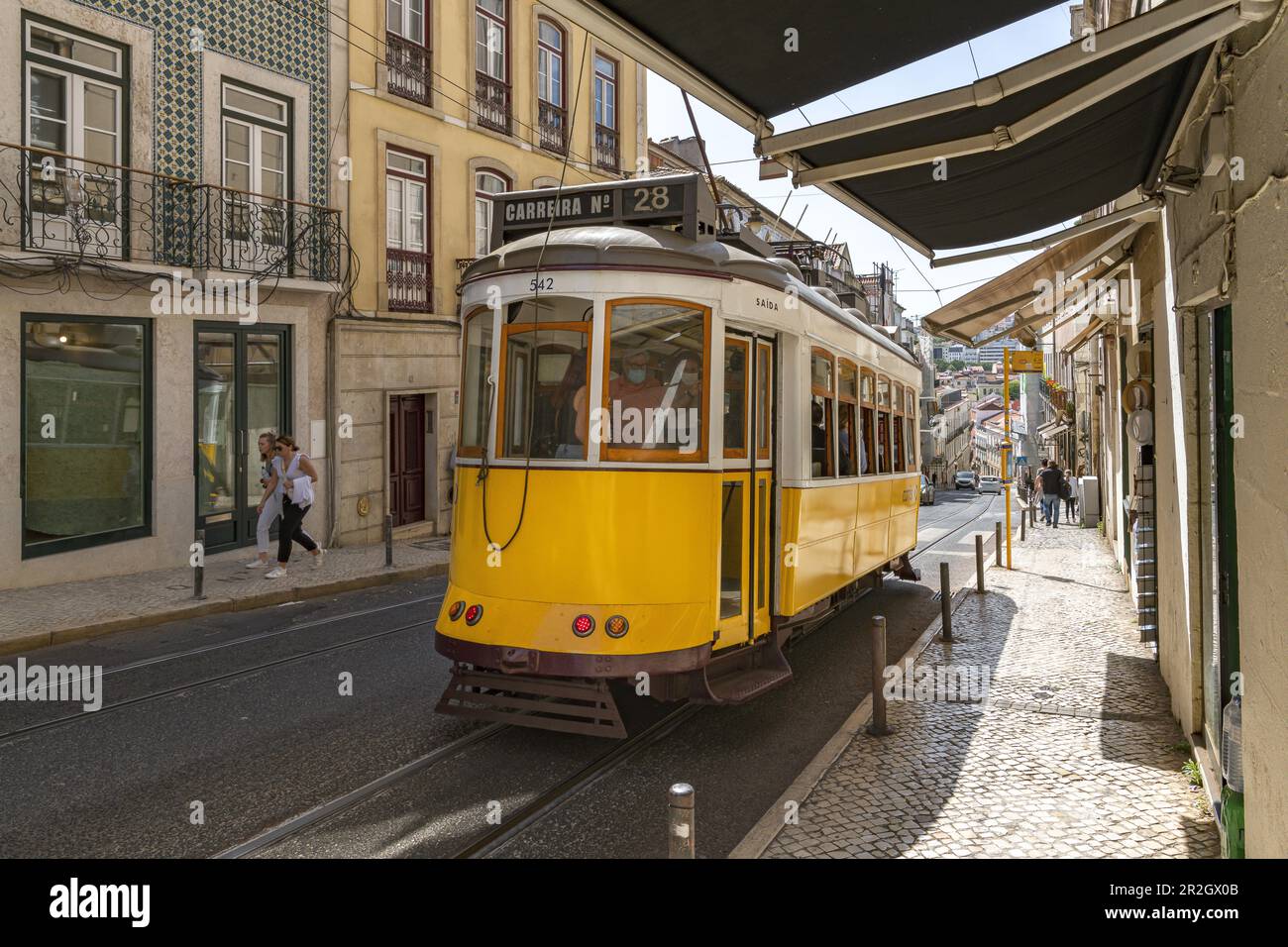 Die berühmte Straßenbahn 28 in Lissabon, Portugal Stockfoto