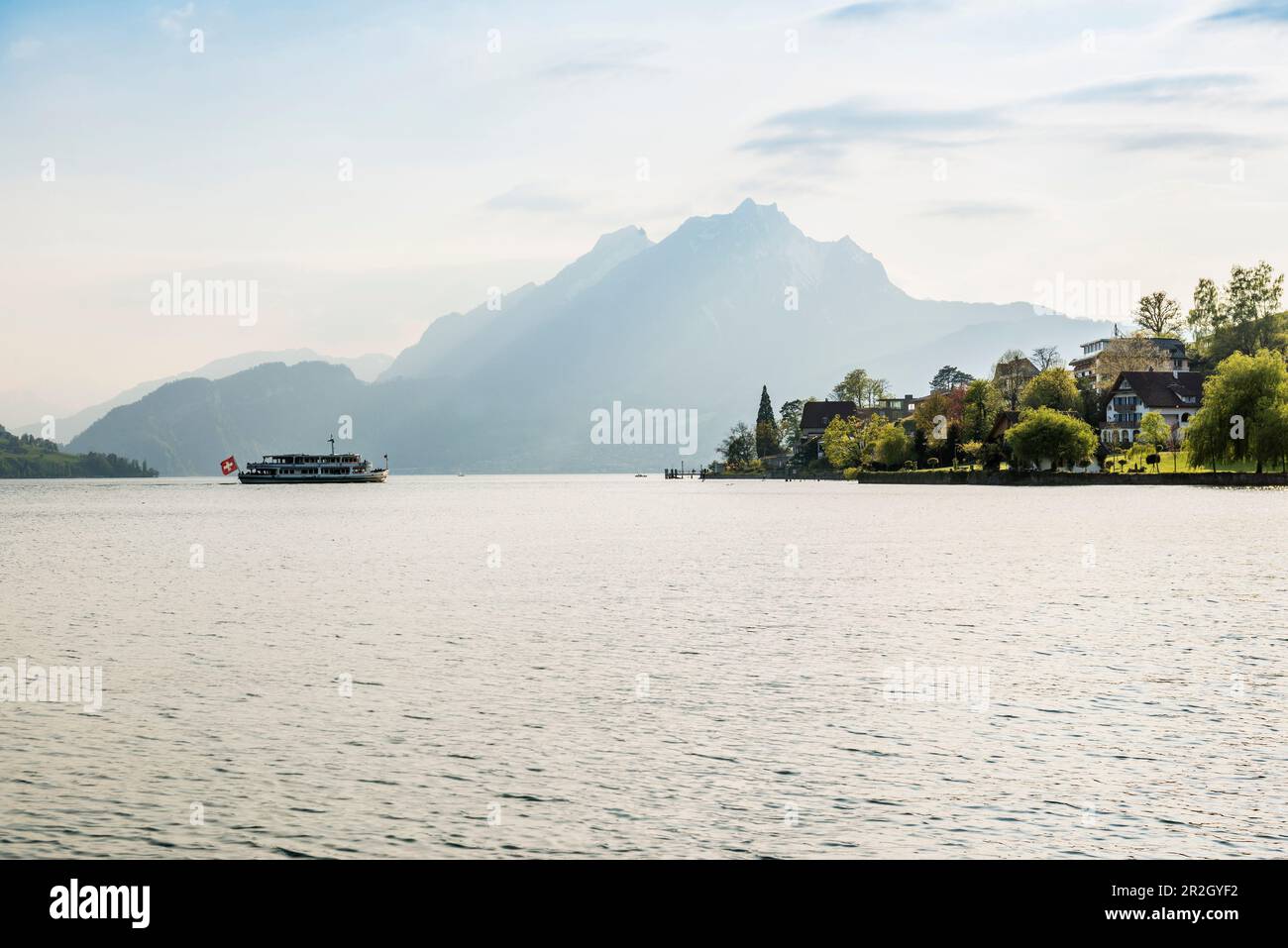 Panorama mit See und Bergen und geplantem Boot, Pilatus im Hintergrund, Hertenstein, in der Nähe von Weggis, Vierwaldstättersee, Kanton Luzern, Die Schweiz Stockfoto