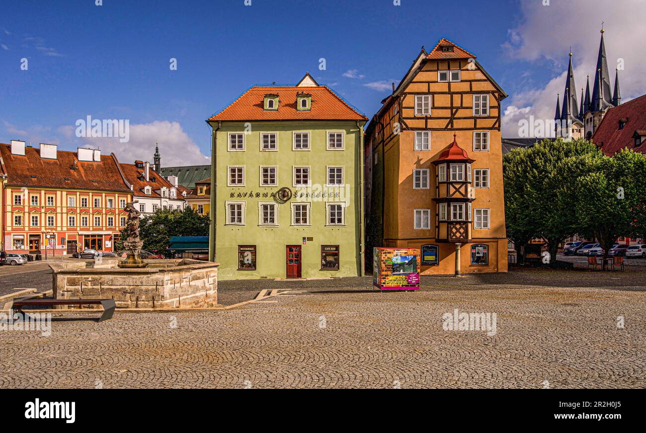 Herkulesbrunnen, historische Gebäude des Egerer Stöckl und der Kirche St. Nicholas, Eger (Cheb), Karlsbad, Tschechische Republik Stockfoto