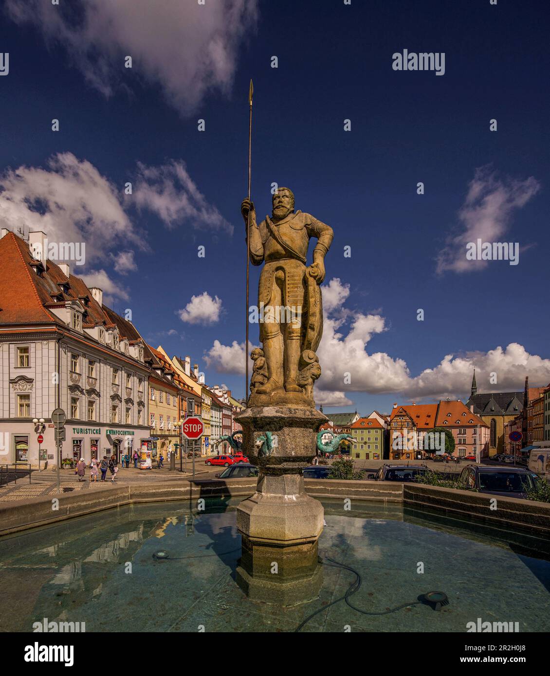 Roland-Brunnen am Marktplatz in Eger (Cheb), Karlsbad-Region, Westböhmen, Tschechische Republik Stockfoto