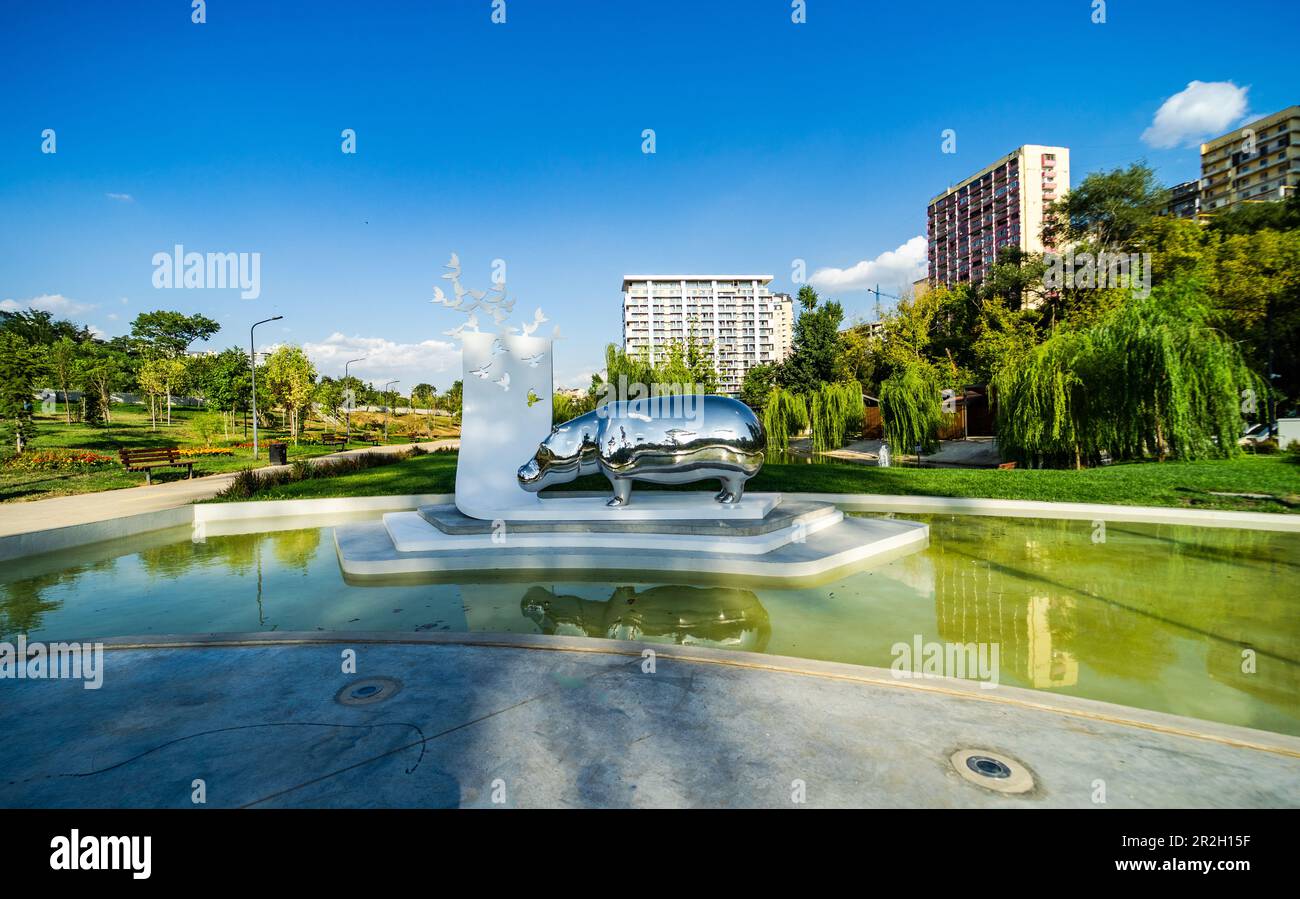 Das berühmte Hippo-Denkmal im Mziuri-Park erinnert an die große Flut von Tiflis 2015, die Tiflis Zoo und den Mziuri-Park im Stadtteil Vake in Tbilis zerstörte Stockfoto