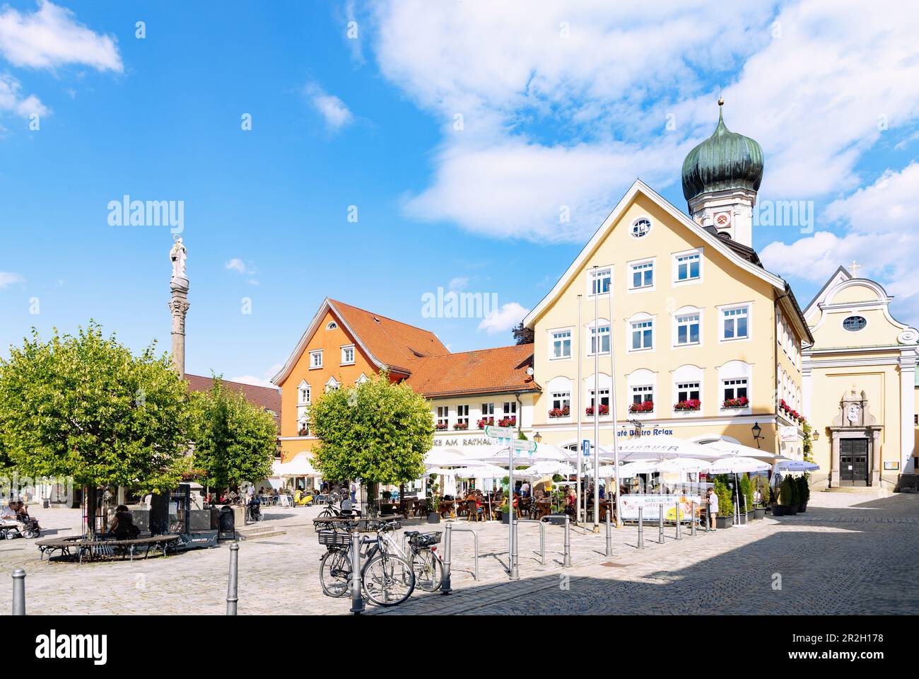 Marienplatz mit Mariensäule und Gemeindekirche St. Nicholas in Immenstadt im Allgäu in Bayern in Deutschland Stockfoto