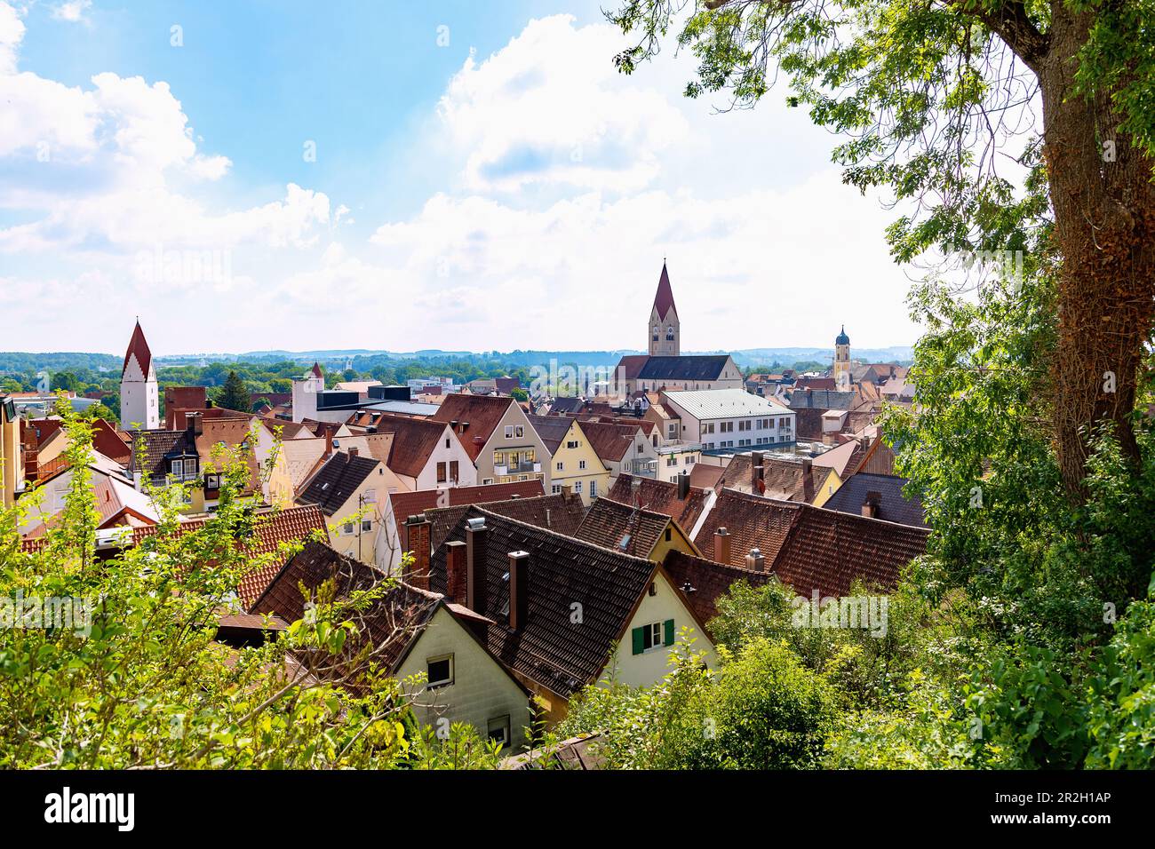 Stadtblick auf Kaufbeuren mit Crescentiakloster, Kirche St. Martin- und Dreifaltigkeitskirche aus Klosterberggarten in Ostallgäu in Bayern Stockfoto