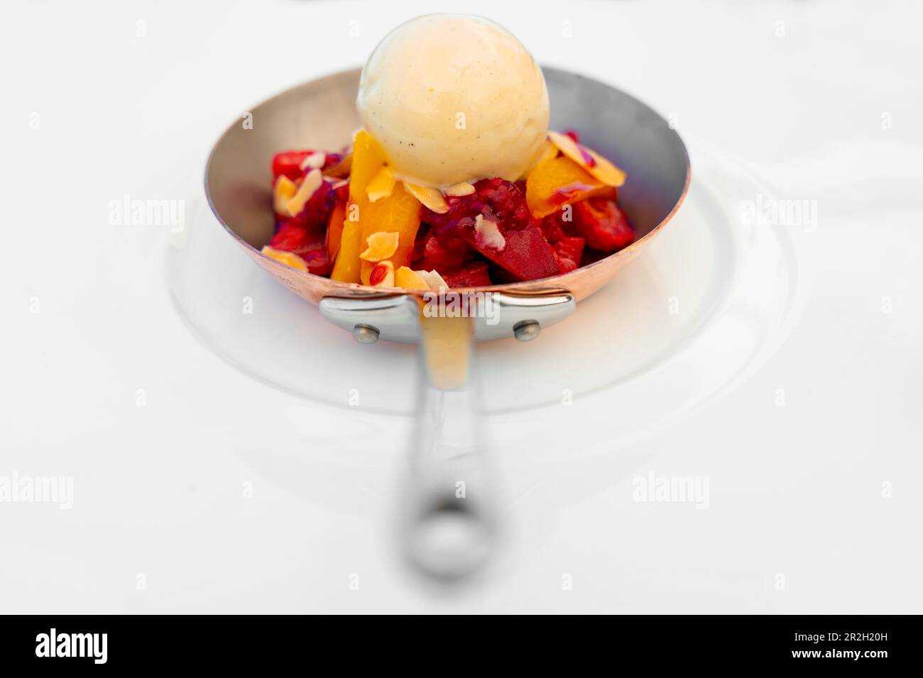 Eiscreme mit Früchten in einer Bratpfanne in der schweiz. Stockfoto