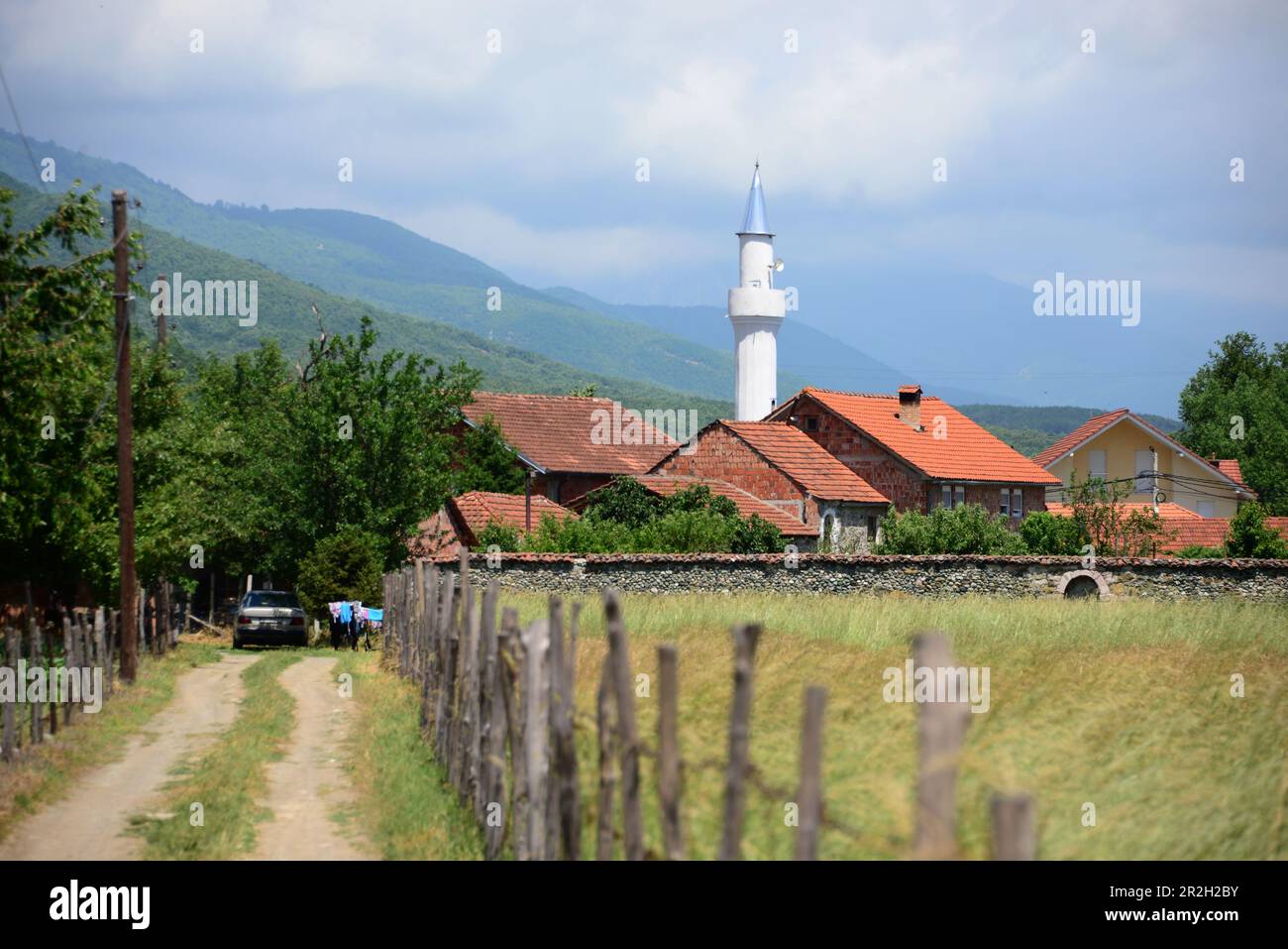 Dorf mit einer kleinen Moschee in der Nähe von Decan, im westlichen Kosovo Stockfoto