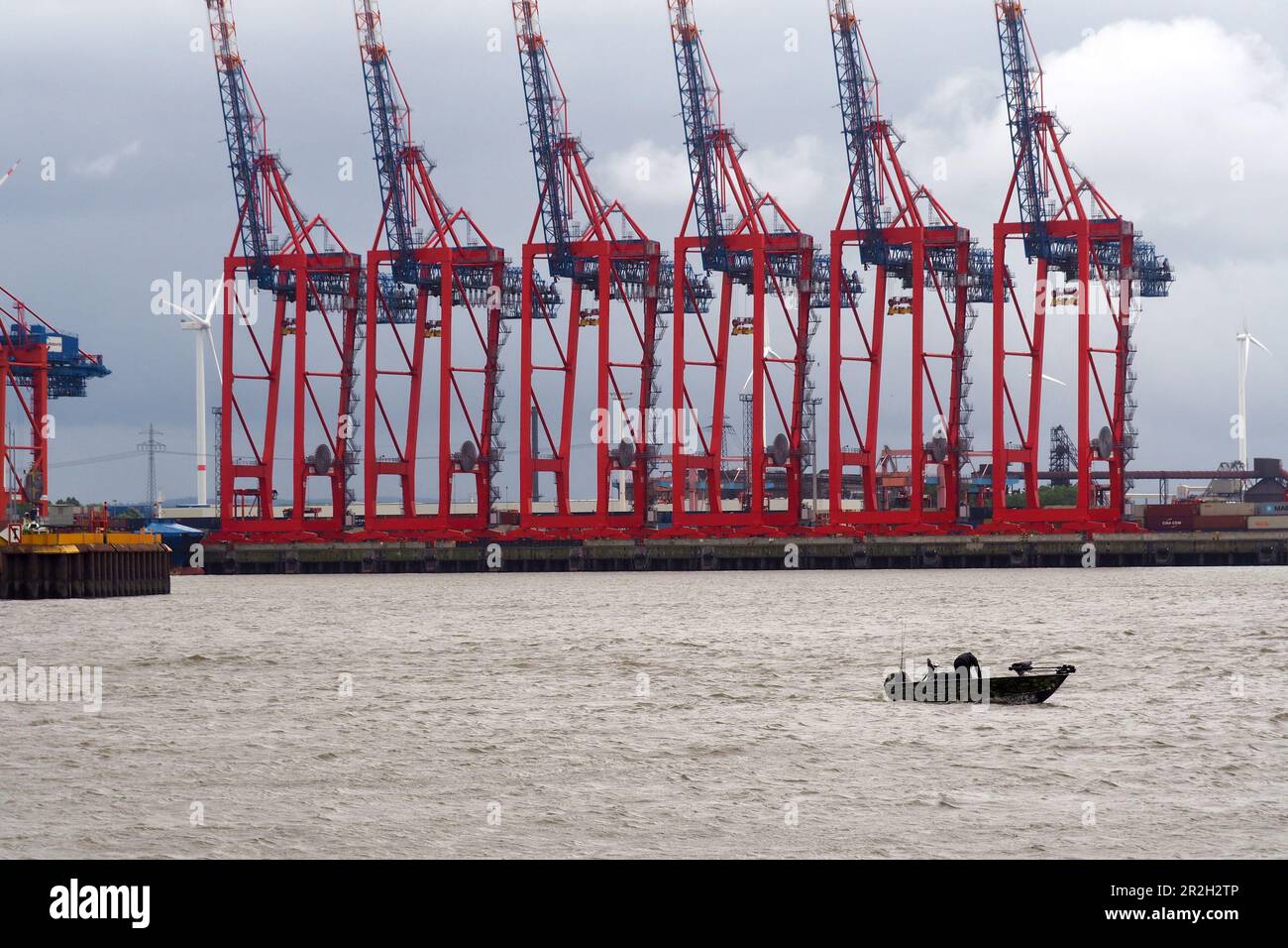 Blick vom Strandperle auf den Elbstrand bei Övelgönne über die Elbe bis zum Hafen, Hamburg, Deutschland Stockfoto