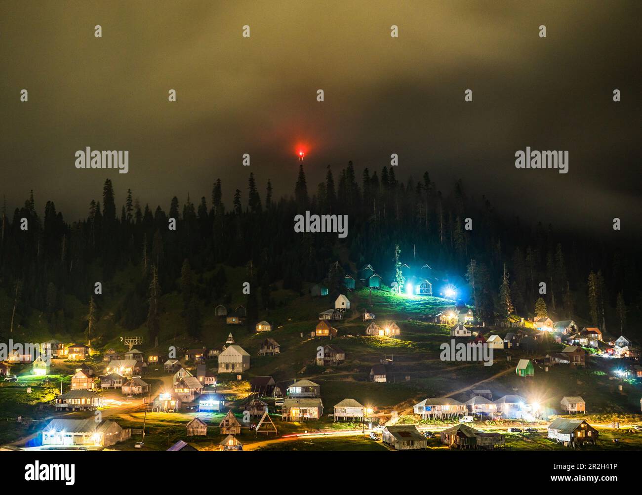 Blick auf das berühmte Bakhmaro Resort bei Nacht Stockfoto