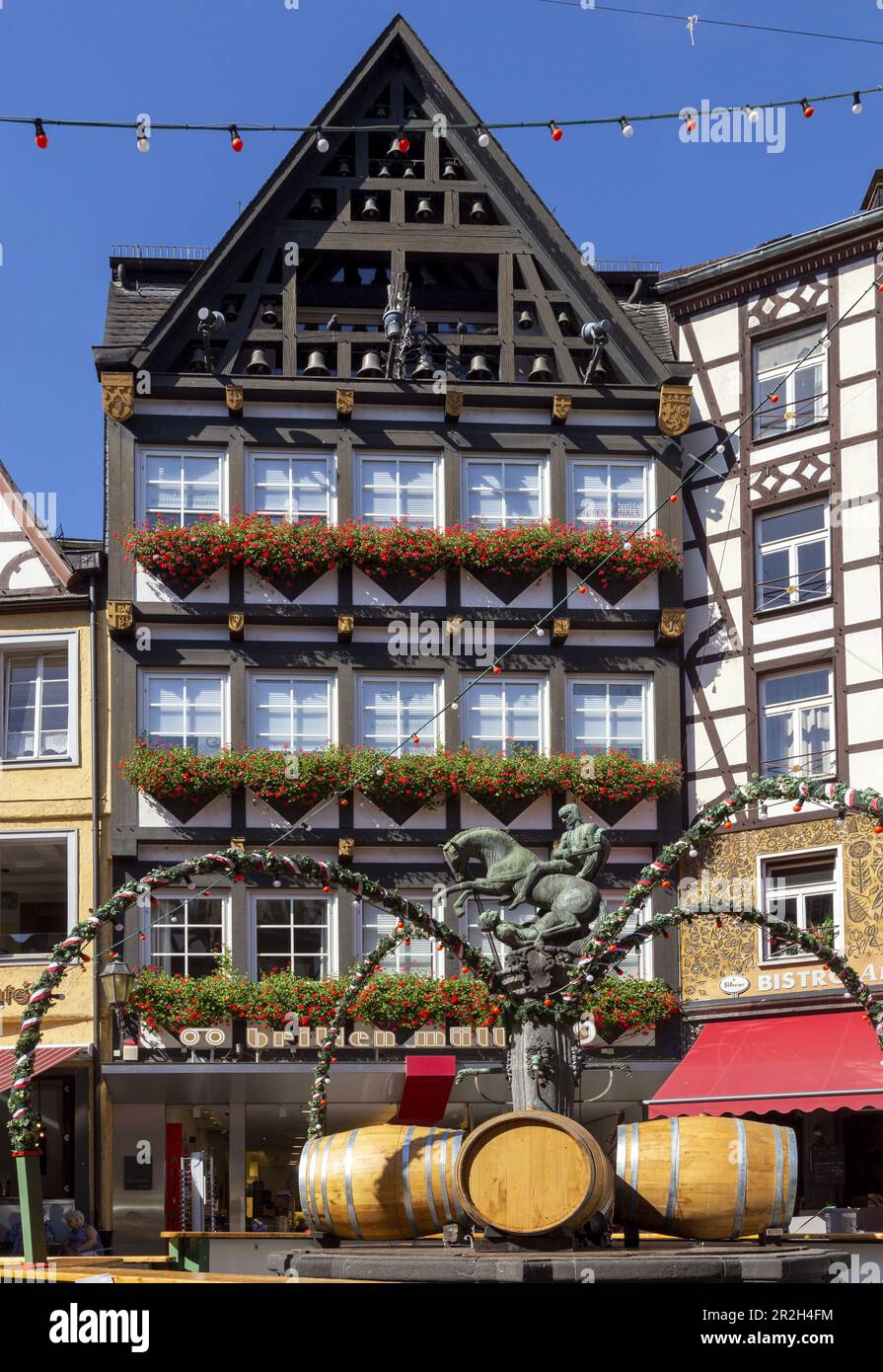 Fachwerkhaus, Marktplatz, St. Martin Brunnen mit Weinfässern, Altstadt, Cochem an der Mosel Stockfoto