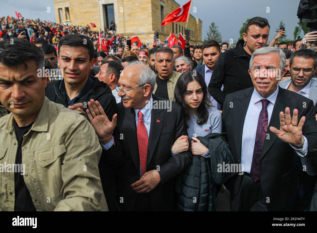 Ankara, Türkei. 19. Mai 2023. Der Vorsitzende der Republikanischen Volkspartei und der 13. Präsidentschaftskandidat Kemal K?l?Acdaro?lu verlassen das Gebiet in Begleitung von Leibwächtern. Kemal K?l?caldaro?lu, Vorsitzender der Republikanischen Volkspartei und 13. Präsidentschaftskandidat, traf sich anlässlich des 19. Mai Gedenkens an Atatürk, den Jugend- und Sporttag, mit Menschen im Mausoleum, wo sich der Körper des Gründers der Türkischen Republik Mustafa Kemal Atatürk befindet. (Foto: Tunahan Turhan/SOPA Images/Sipa USA) Guthaben: SIPA USA/Alamy Live News Stockfoto