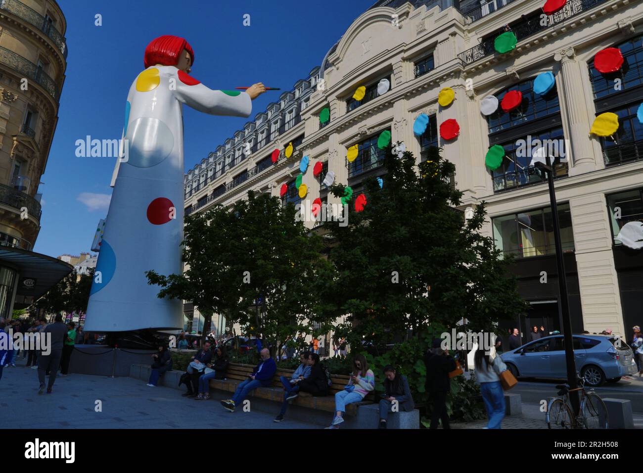 Frankreich, Paris, Skulptur geante de Yayoi Kusama et pois multicolores, immeuble Belagerung Louis Vuitton rue du Pont-Neuf Stockfoto