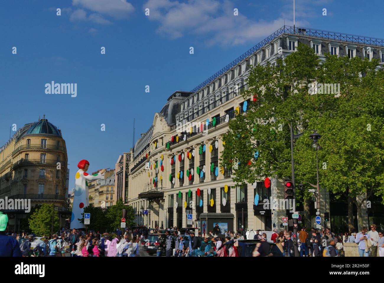 Louis Vuitton x Yayoi Kusama Installation mit riesiger Skulptur und Polka Dots auf Pont Neuf Gebäude Paris Stockfoto