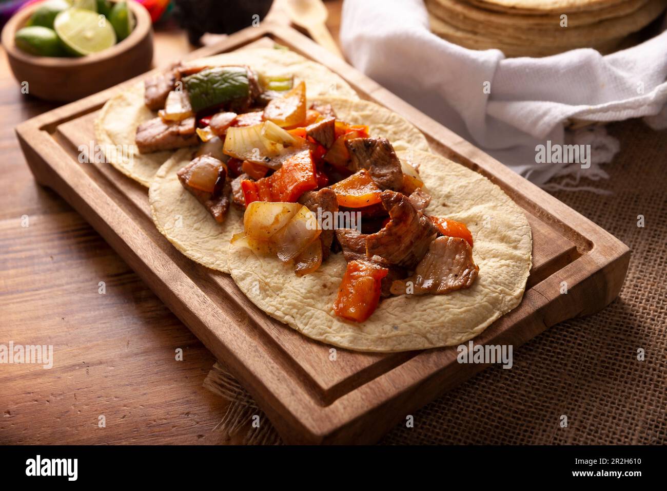 Fajitas Tacos, in Mexiko auch Alambre de Res genannt. Sehr beliebtes Rezept, die Hauptzutaten sind Fleisch, Zwiebeln, Speck und Paprika Stockfoto