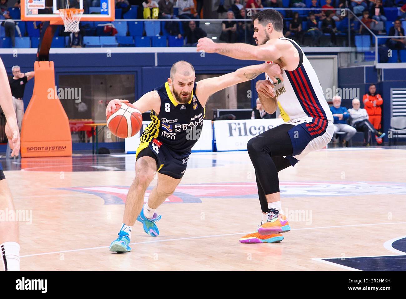 Allianz Cloud, Mailand, Italien, 19. Mai 2023, Matteo Schina (reale Mutua Torino) von Rei Pullazi (Urania Basket Milano) während des Playoff-Spiels 3 – Urania Basket vs reale Mutua Basket Torino – Italienischer Basketball Serie A2 Männer Championship Credit: Live Media Publishing Group/Alamy Live News Stockfoto