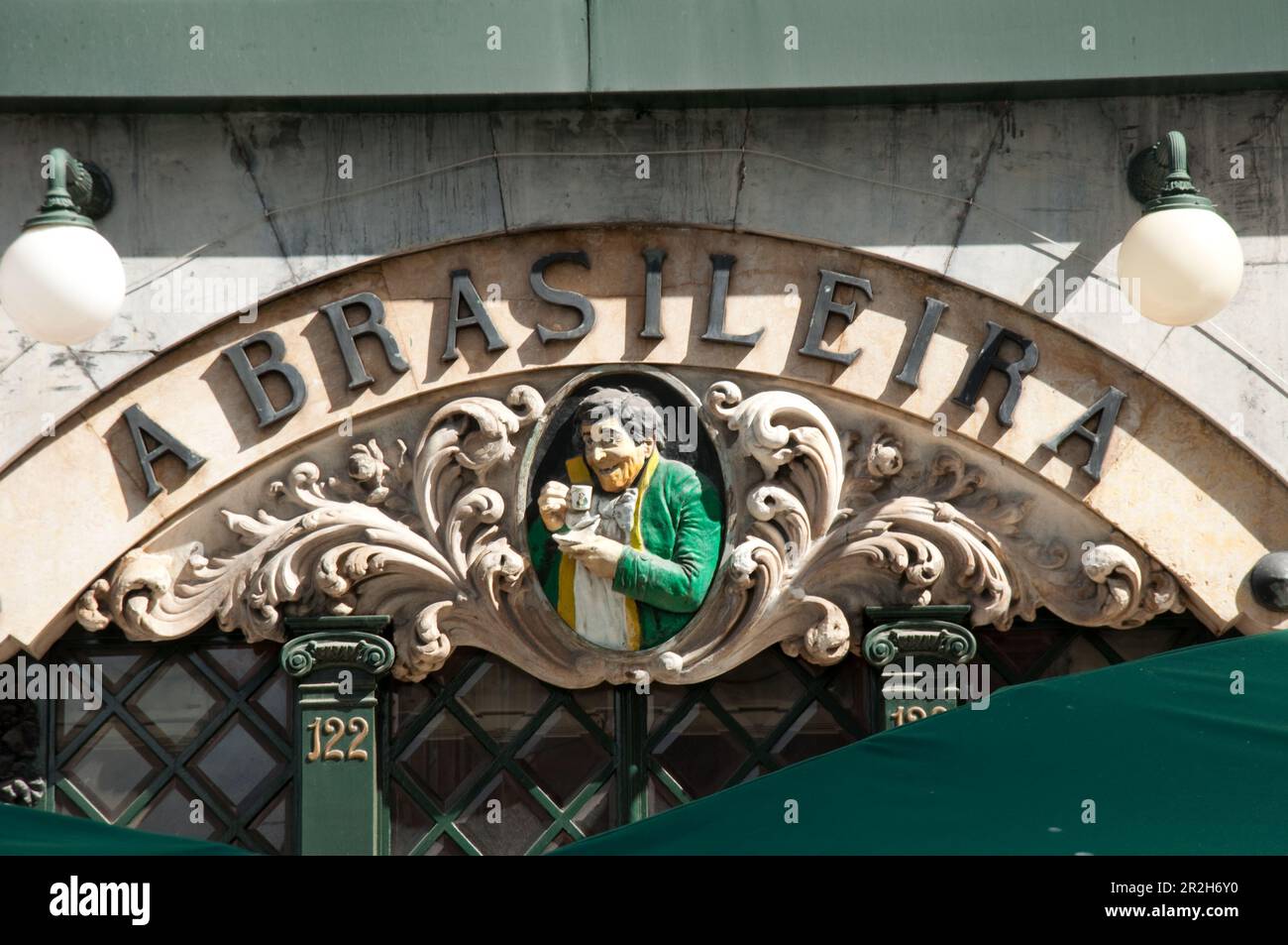 Das Café A Brasileira ist ein Café in der 120 Rua Garrett in der Bürgergemeinde Sacramento, in der Nähe der U-Bahn-Station Baixa-Chiado und in der Nähe der Universität. Stockfoto