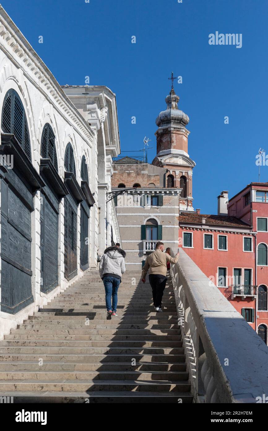 Zwei Touristen erklimmen die Stufen der Rialtobrücke, Venedig, Venetien, Italien Stockfoto