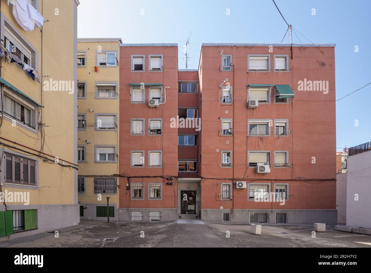 Wohnhausfassaden mit Betonvorplatz am Eingang Stockfoto