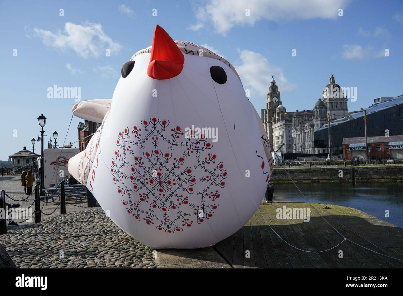 Die Soloveiko Singvögel repräsentieren verschiedene Regionen der Ukraine und sind mit einzigartigem Gefieder gestaltet. Auch auf Englisch als die Nachtigall bekannt, ist der Nationalvogel der Ukraine. Es ist ein Symbol für Gesang und Glück. 12 Soloveiko Songbirds aus verschiedenen Regionen der Ukraine sind in Liverpool für Eurovision 2023 Stockfoto