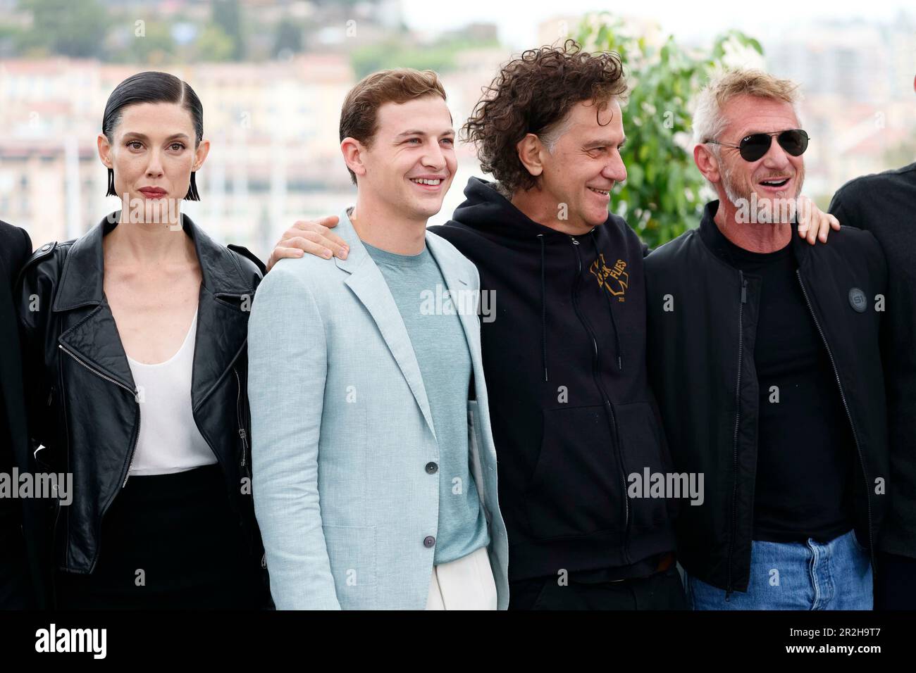 Cannes, Frankreich. 19. Mai 2023. Raquel Nave, Tye Sheridan, Jean-Stephane Sauvaire und Sean Penn nehmen am 19. Mai 2023 beim Filmfestival 76. in Cannes im Palais des Festivals in Cannes, Frankreich, an der Fotokonferenz „Black Flies“ Teil. Kredit: dpa Picture Alliance/Alamy Live News Stockfoto