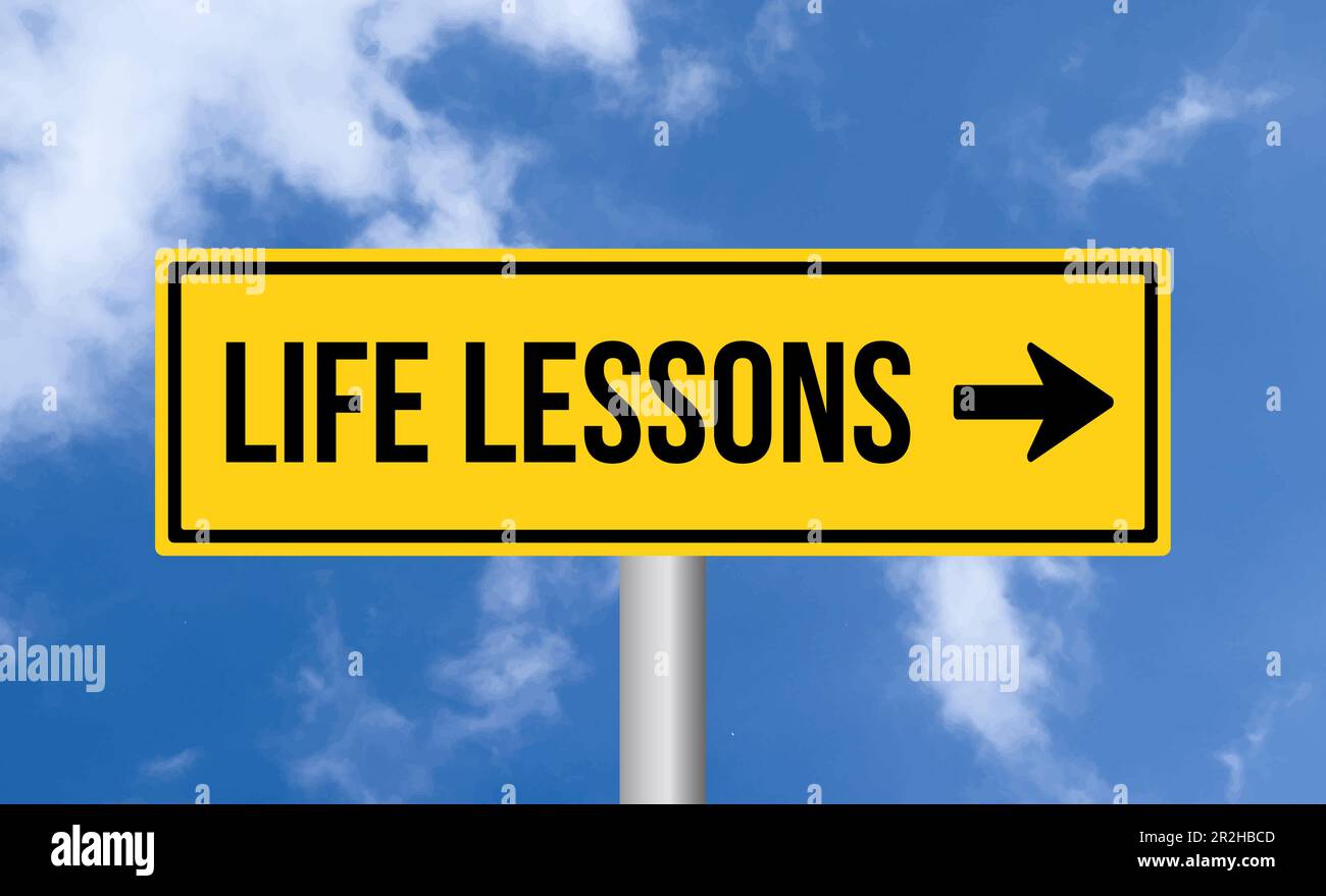 Verkehrszeichen für Lebensunterricht am wolkigen Himmelshintergrund Stockfoto
