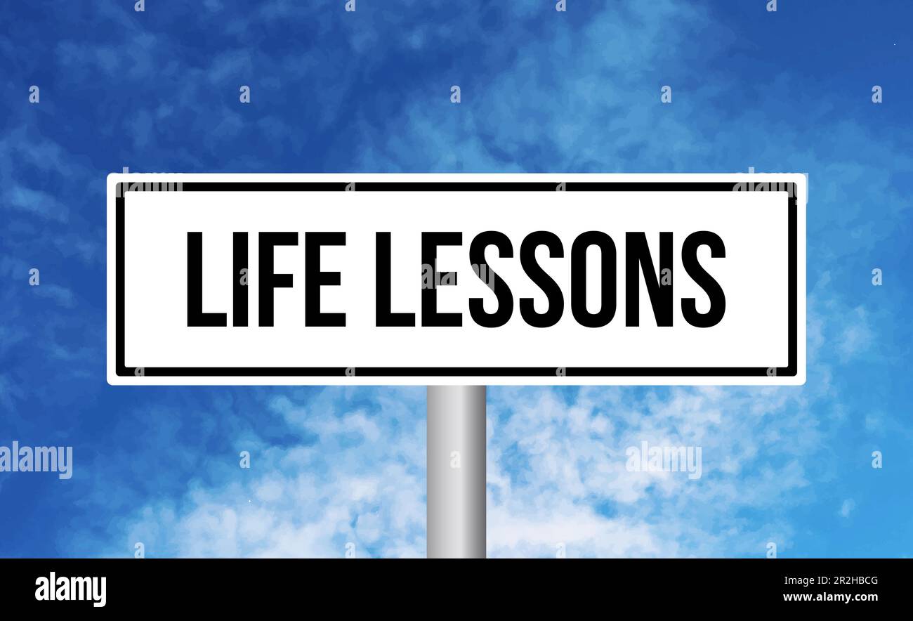 Verkehrszeichen für Lebensunterricht am wolkigen Himmelshintergrund Stockfoto