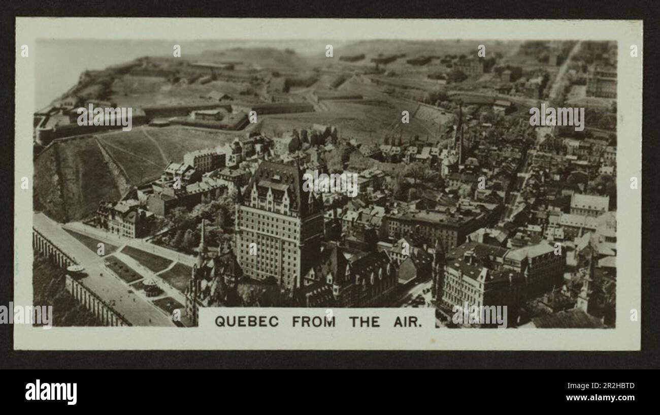 Schwarz-weiße Zigarettenkarte, die Québec City aus der Luft zeigt. 1920er, hergestellt von Westminster Tobacco Company Stockfoto