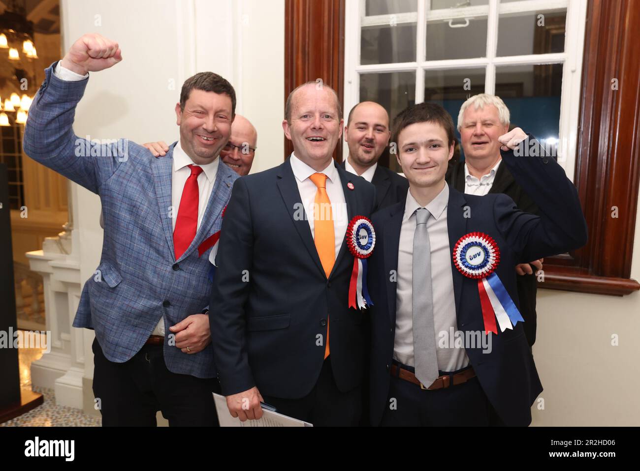 Ron McDowell (3. links) von der traditionellen Unionistischen Stimme (TUV) im Rathaus von Belfast, nachdem die nordirischen ratswahlen gezählt haben. Foto: Freitag, 19. Mai 2023. Stockfoto