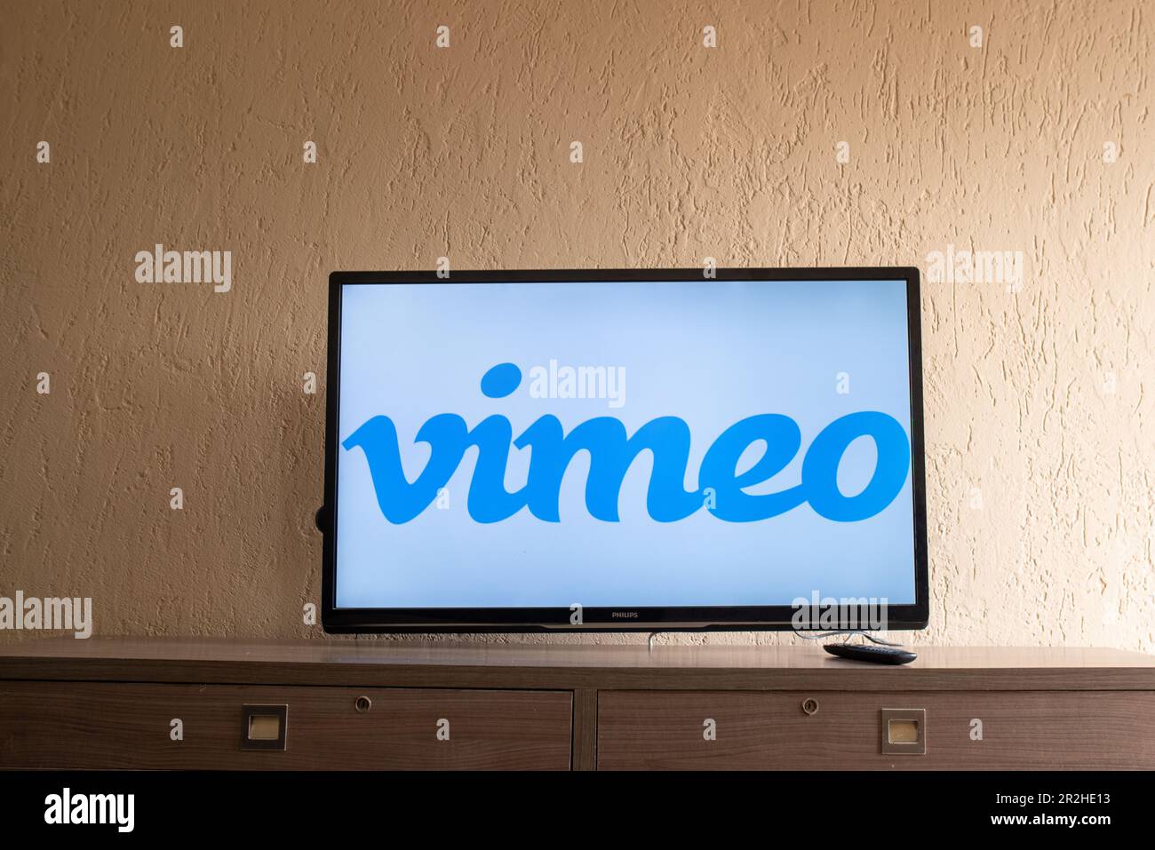 Brasilien, Rio de Janeiro - 19. Mai 2023: Vimeo Streaming Network Logo im Fernsehen. Stockfoto