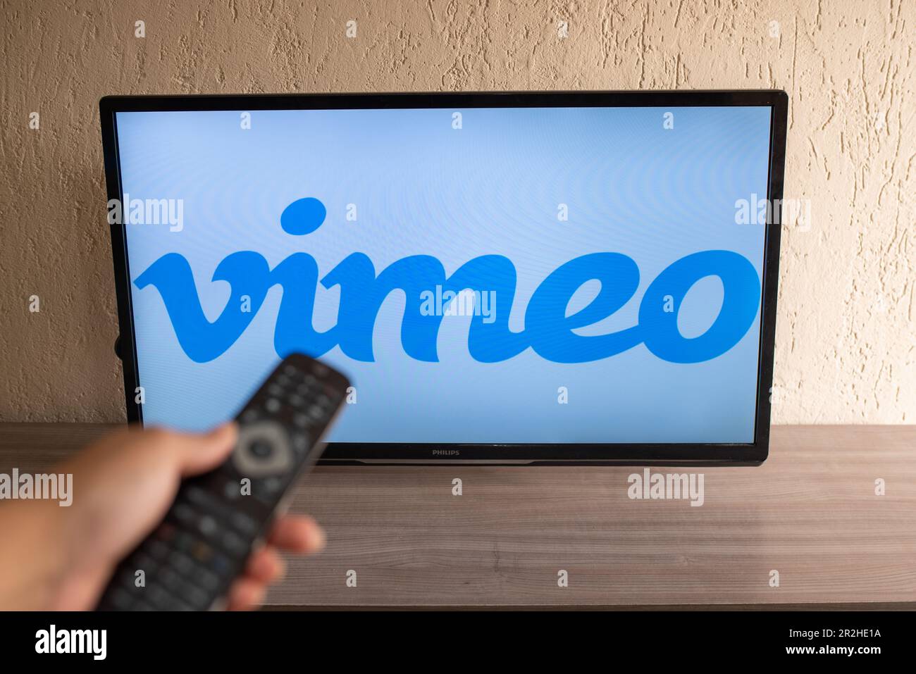 Brasilien, Rio de Janeiro - 19. Mai 2023: Vimeo Streaming Network Logo im Fernsehen. Stockfoto