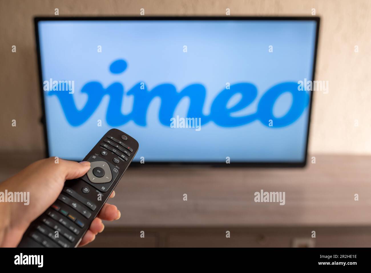 Brasilien, Rio de Janeiro - 19. Mai 2023: Vimeo Streaming Network Logo im Fernsehen. Stockfoto