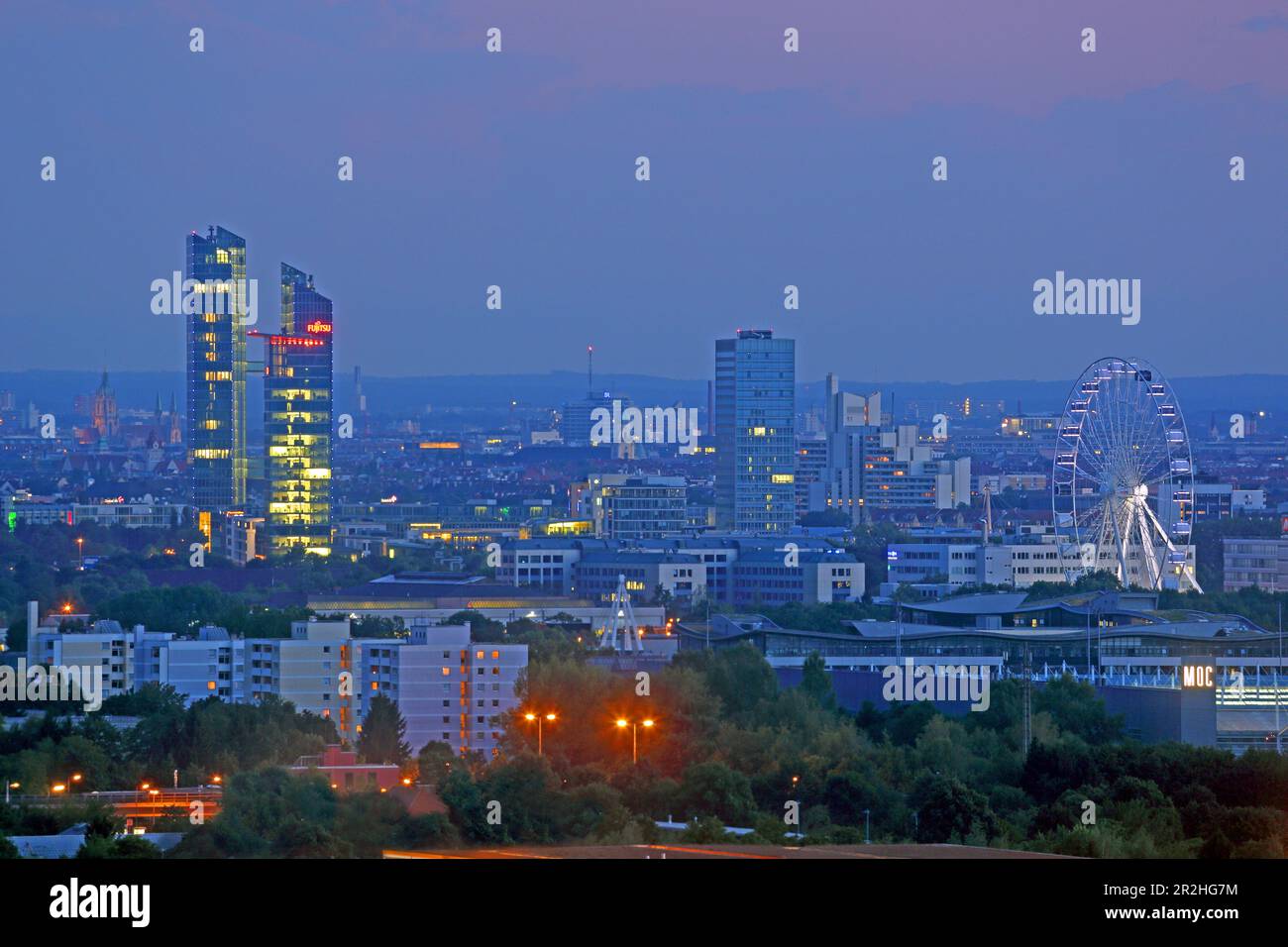 Blick vom Müllberg in Fröttmaning zu den Highlight Towers, München, Oberbayern, Bayern, Deutschland Stockfoto