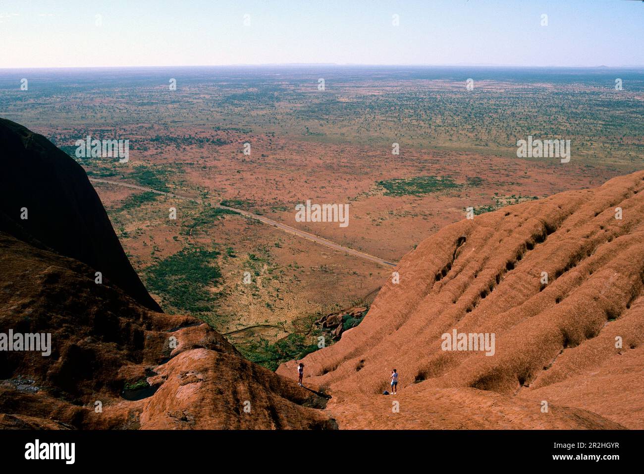 Wanderer, die Ayers Rock, Northern Territory, Australien besteigen Stockfoto