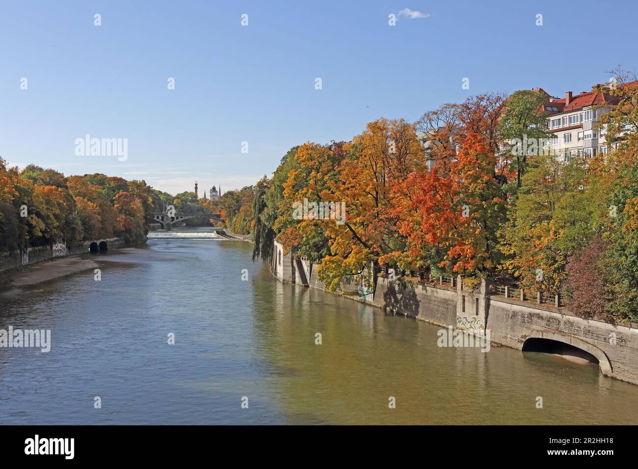 Isar mit alten Gebäuden in der Widenmayerstraße in Lehel, Wehr-Kraftwerk und Fischleiter, dahinter die Türme des Müllerschen Volksbads und der Mar Stockfoto