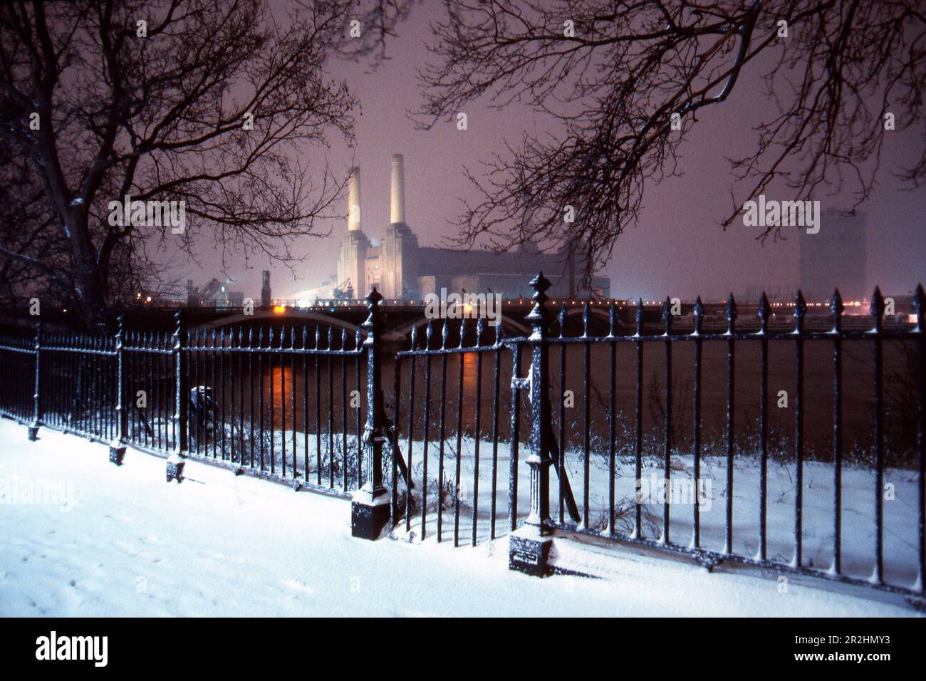 Battersea Power Station aus Sicht von Chelsea Embankment, London, in einer verschneiten Nacht im Januar 1982. Stockfoto