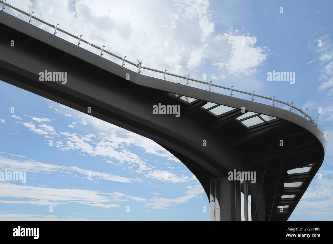 Wunderschöne Fußgängerbrücke mit Aussichtsplattform vor bewölktem Himmel, Blick aus niedrigem Winkel Stockfoto