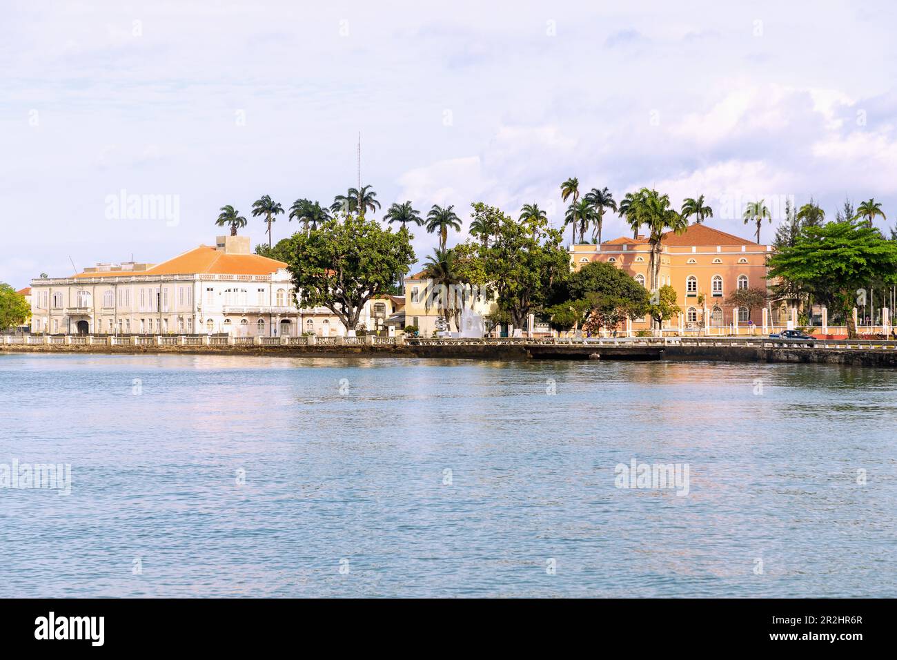 Supremo Tribunal de Justica und Palácio Presidencial in der Bucht Ana Chavez in São Tomé auf der Insel São Tomé in Westafrika Stockfoto