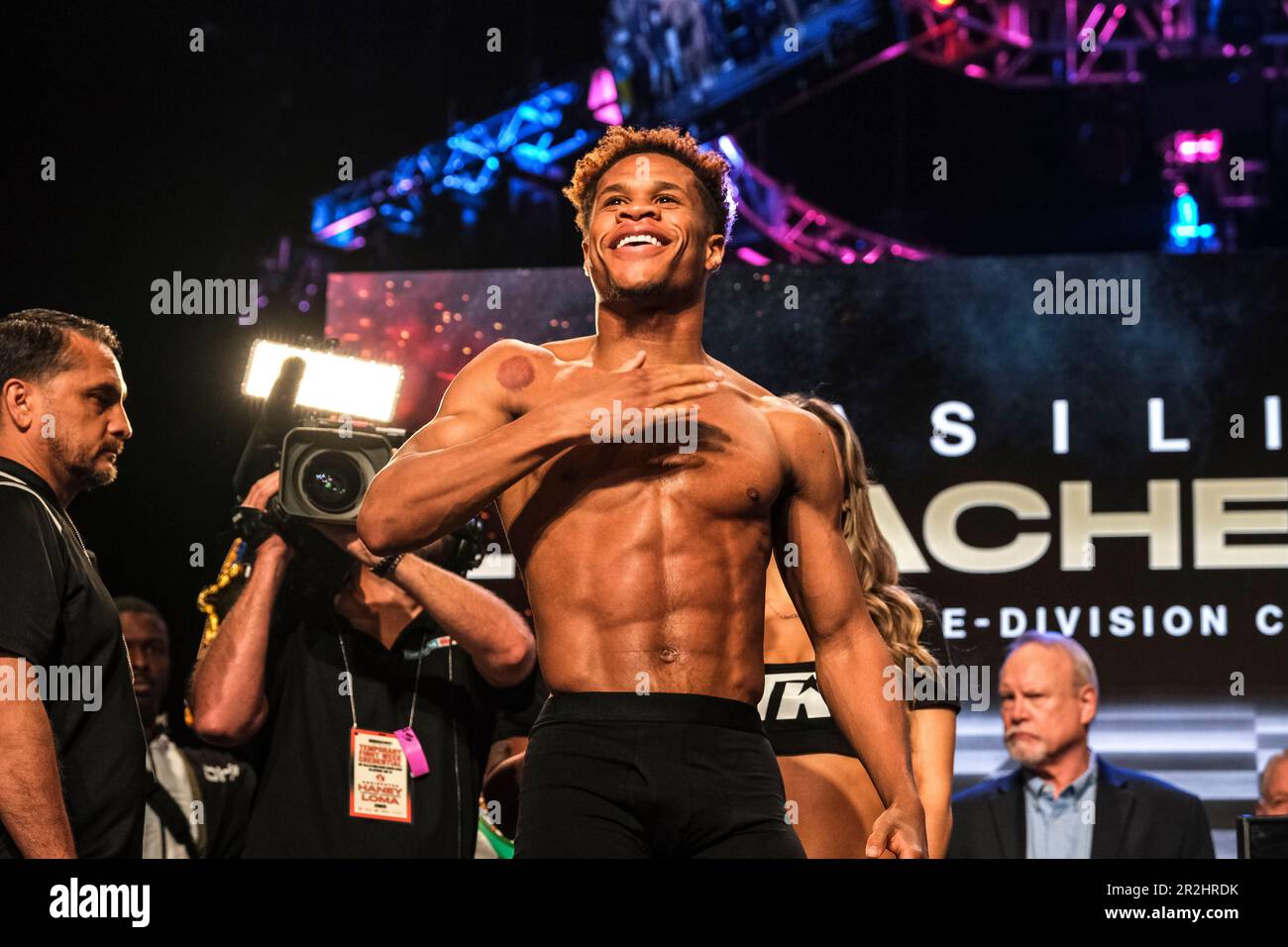 Las Vegas, Nevada, USA. 19. Mai 2023. Der unangefochtene Leichtgewicht-Champion Devin Haney wiegt bei seinem Meisterschaftskampf mit Vasiliy Lomachenko mit 134,9 Pfund. (Kreditbild: © Adam DelGiudice/ZUMA Press Wire) NUR REDAKTIONELLE VERWENDUNG! Nicht für den kommerziellen GEBRAUCH! Kredit: ZUMA Press, Inc./Alamy Live News Stockfoto