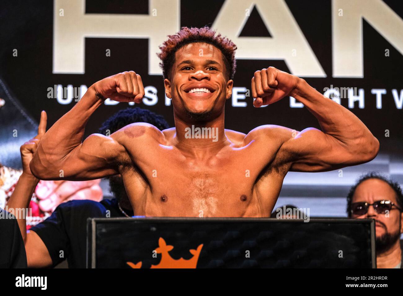 Las Vegas, Nevada, USA. 19. Mai 2023. Der unangefochtene Leichtgewicht-Champion Devin Haney wiegt bei seinem Meisterschaftskampf mit Vasiliy Lomachenko mit 134,9 Pfund. (Kreditbild: © Adam DelGiudice/ZUMA Press Wire) NUR REDAKTIONELLE VERWENDUNG! Nicht für den kommerziellen GEBRAUCH! Kredit: ZUMA Press, Inc./Alamy Live News Stockfoto