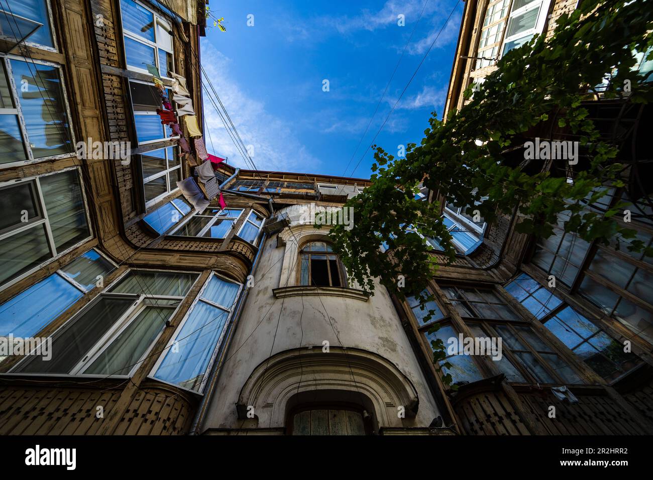 Traditionelle Holzbalkonen von Tiflis alten Stadthäusern, Hauptstadt von Georgien Stockfoto