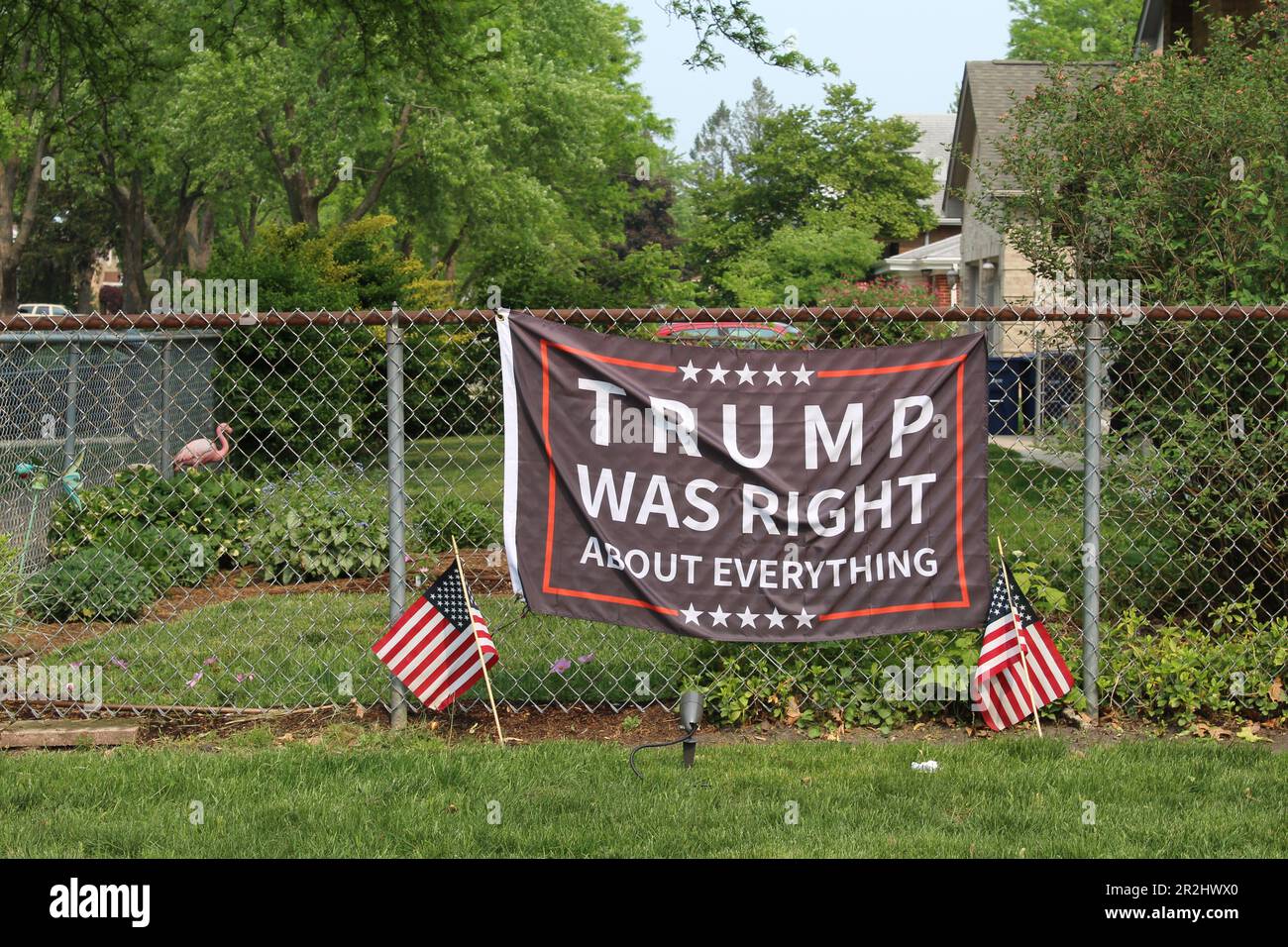 Trump hatte Recht mit allem Banner auf einem Zaun in des Plaines, Illinois, mit US-Flaggen davor Stockfoto