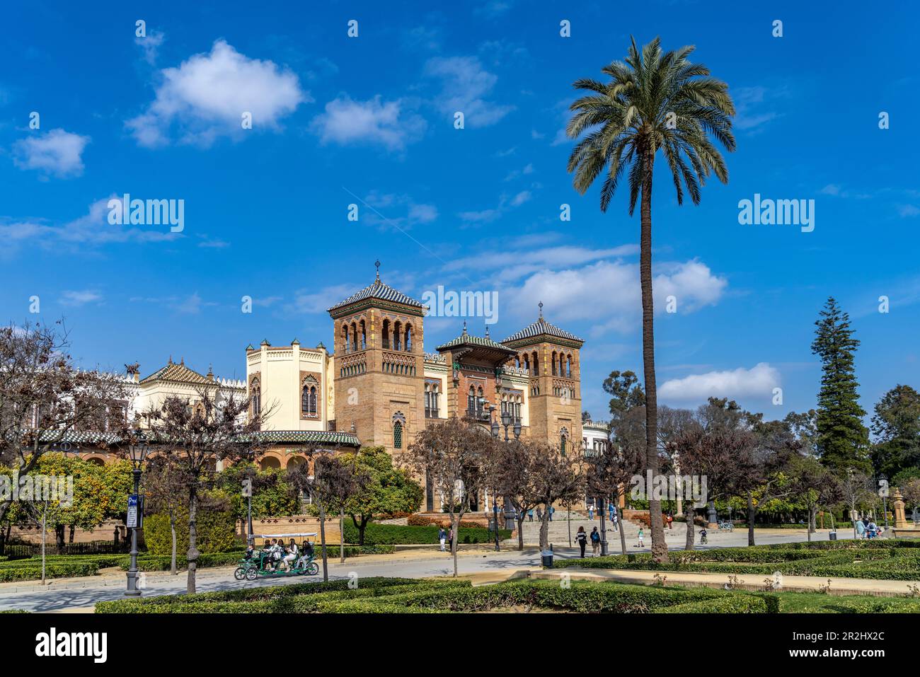 Das Museum für Volkskunst und Bräuche von Sevilla im Mudejar-Pavillon, María Luisa Park, Sevilla, Andalusien, Spanien Stockfoto