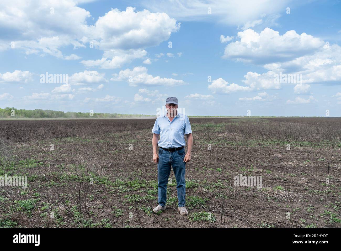 Eigentümer der Farm Pershe Travnia des Dorfes Velyka Oleksandrivka der Region Kherson, Serhiy Kosyuk, ist nach der Befreiung von der russischen Invasion auf einem Minenfeld. Der Betrieb erzeugte Getreide (Weizen, Gerste, Sonnenblumen), Fleisch (Schweinefleisch) und andere Erzeugnisse; Mit 100 Beschäftigten und mehr als 3.000 Hektar Ackerfläche, mehr als 1200 Schweinen. Der Betrieb wurde vollständig zerstört, die gesamte Ausrüstung, die Ernte von 2021, der Dünger, alle Gebäude einschließlich Getreidelager und Orte, an denen Schweine gehalten und gefüttert wurden. Nach dem Bombenanschlag wurden Schweine entweder lebendig verbrannt, einige in Panik sprangen in den Brunnen. Serhiy Kosyuk schätzt das Stockfoto