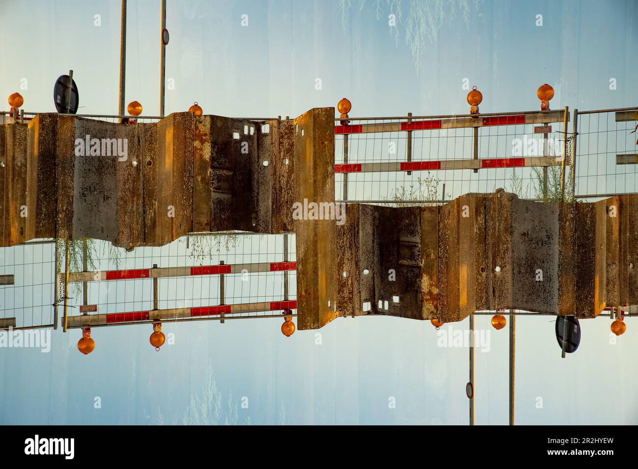 Arbeitsschilder und Barrieren. Stockfoto