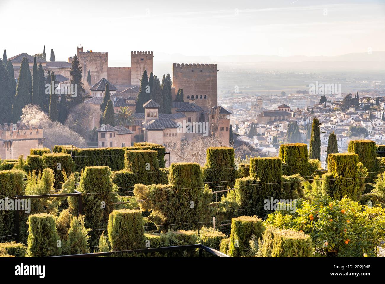 Blick vom Generalife auf die Alhambra und die Stadt Granada, Andalusien, Spanien Stockfoto