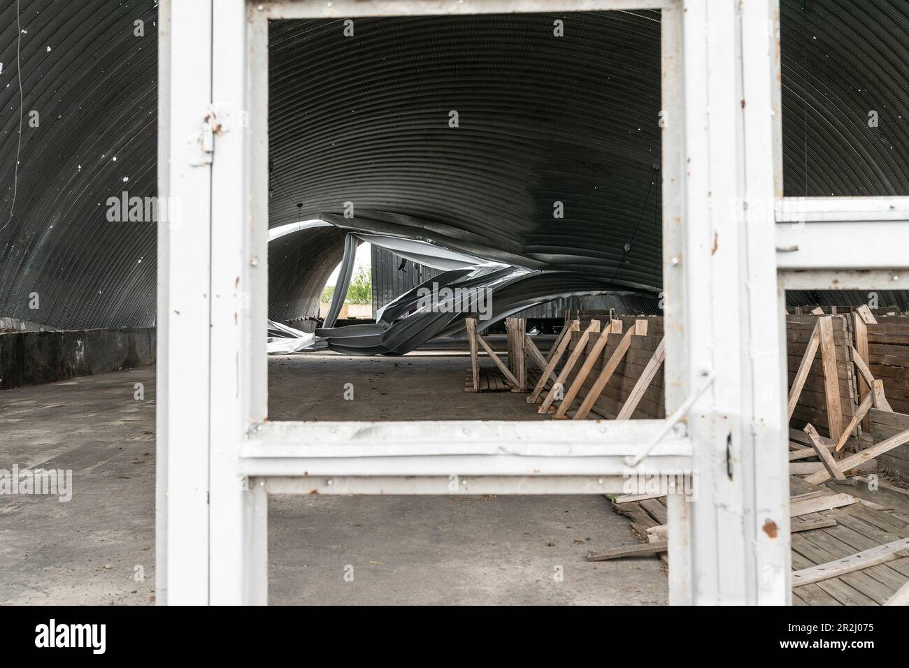 19. Mai 2023, Region Kherson, Ukraine: Blick auf die Vernichtung der Getreidelageranlage der Farm Pershe Travnia des Dorfes Velyka Oleksandrivka der Region Kherson nach der Befreiung von der russischen Invasion. Der Betrieb erzeugte Getreide (Weizen, Gerste, Sonnenblumen), Fleisch (Schweinefleisch) und andere Erzeugnisse; Mit 100 Beschäftigten und mehr als 3.000 Hektar Ackerfläche, mehr als 1200 Schweinen. Der Betrieb wurde vollständig zerstört, die gesamte Ausrüstung, die Ernte von 2021, der Dünger, alle Gebäude einschließlich Getreidelager und Orte, an denen Schweine gehalten und gefüttert wurden. Nach dem Bombenanschlag wurden Schweine entweder lebendig verbrannt, einige in Pani Stockfoto